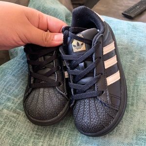 Black Adidas superstar